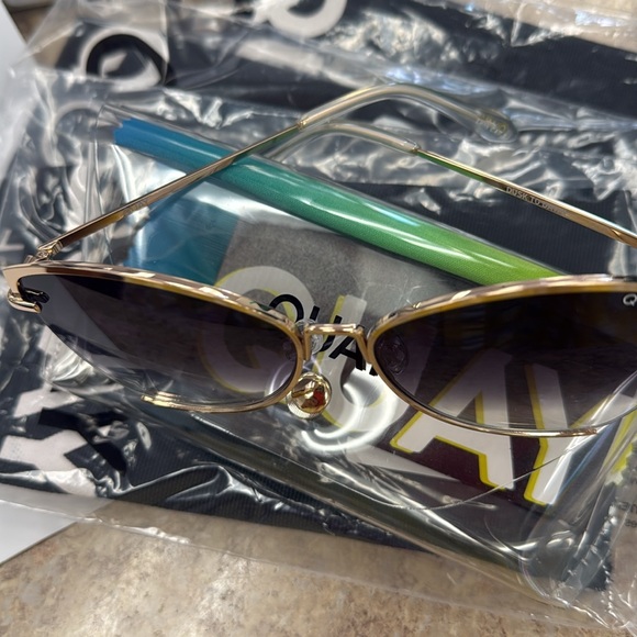 New Quay, dusk to Dawn gold sunglasses - Picture 4 of 4